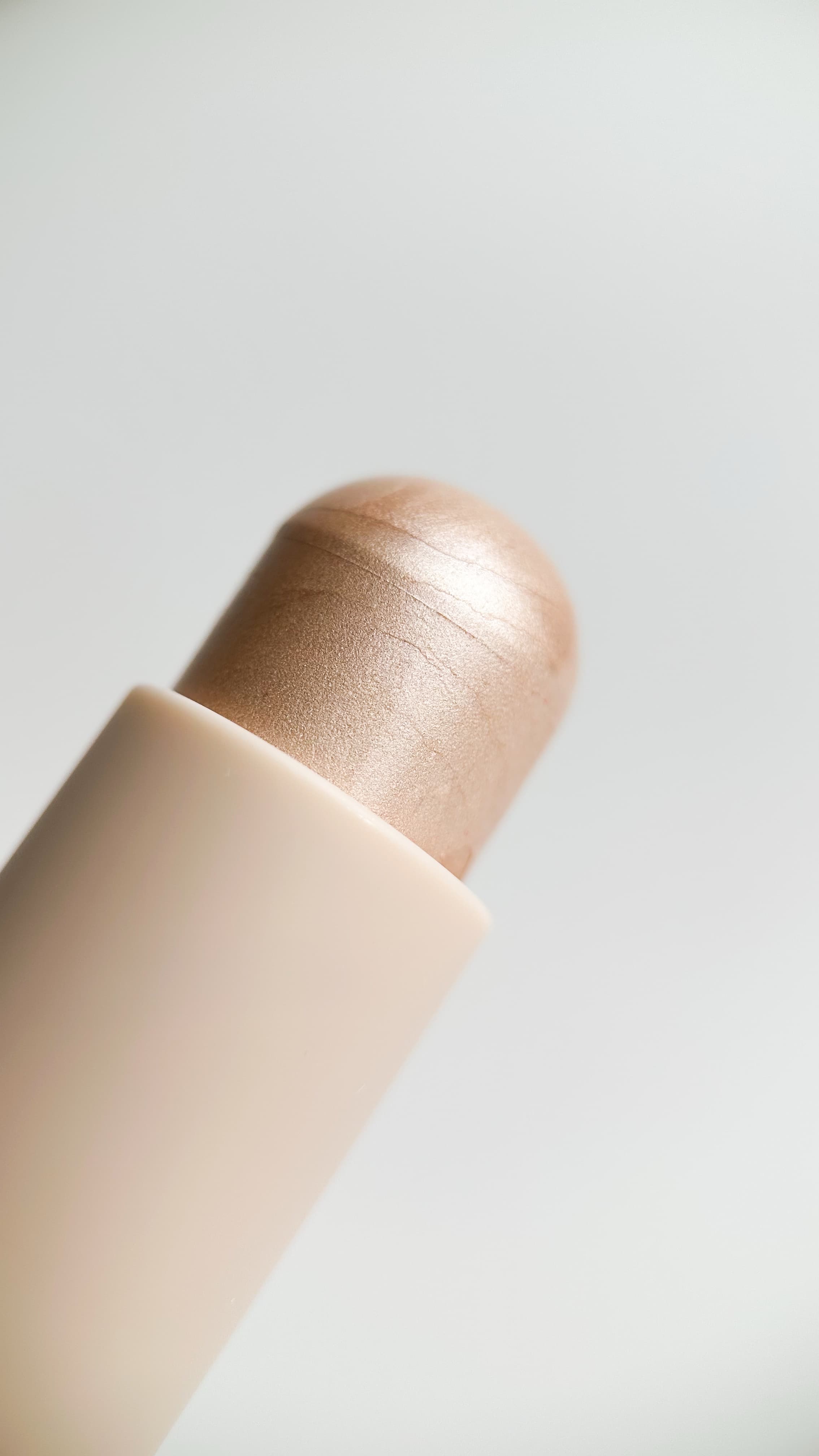 Стик-хайлайтер с естественным сияющим блеском 1